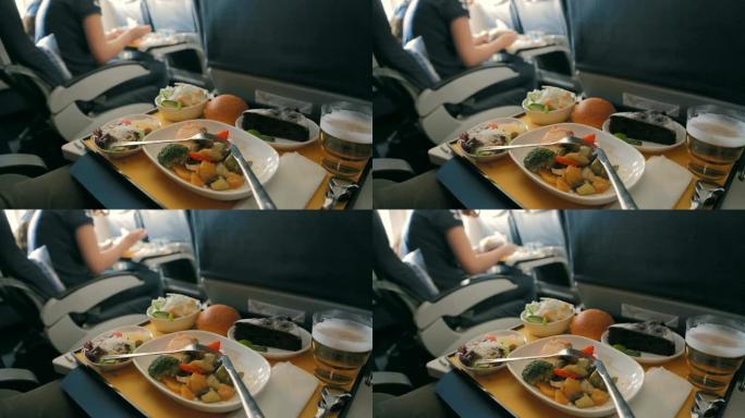 飞机上的食物托盘