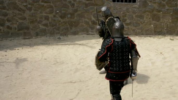 用剑和盾牌展示骑士之战