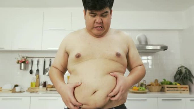 前视图: 泰国超重男子因大肚子而感到愤怒