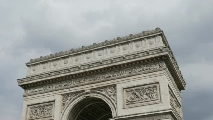 高度详细的法国巴黎凯旋门表面在多云的天空前4K 3840x2160 30fps超高清倾斜镜头-世界著