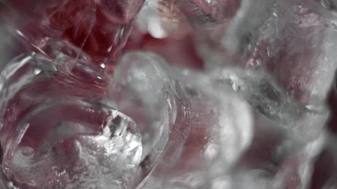 大量的红色马提尼酒倒入装满冰块的玻璃杯中。马提尼酒在杯子里加冰。制作鸡尾酒。内格罗尼。