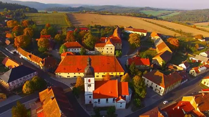 12世纪的丘德尼采村。从上方的捷克地标。中欧的秋天。