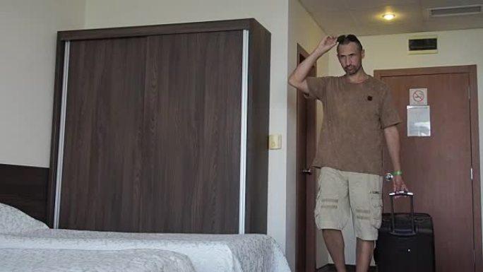 这个人对酒店的房间不满意。