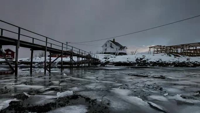 挪威罗弗滕群岛的暴风雪中的木屋在海岸线上结冰