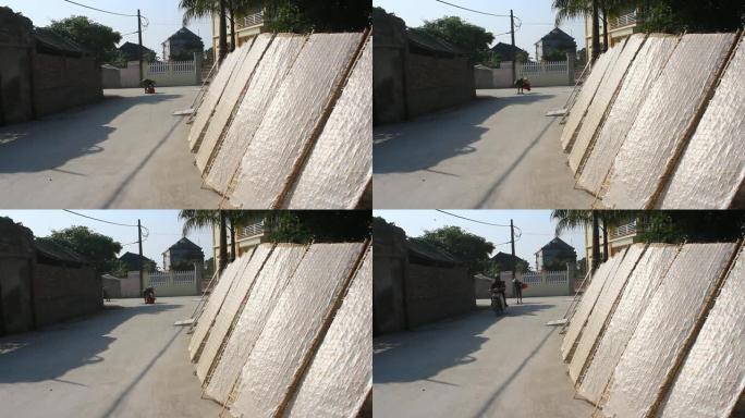 传统上制作的宣纸在阳光下干燥，越南