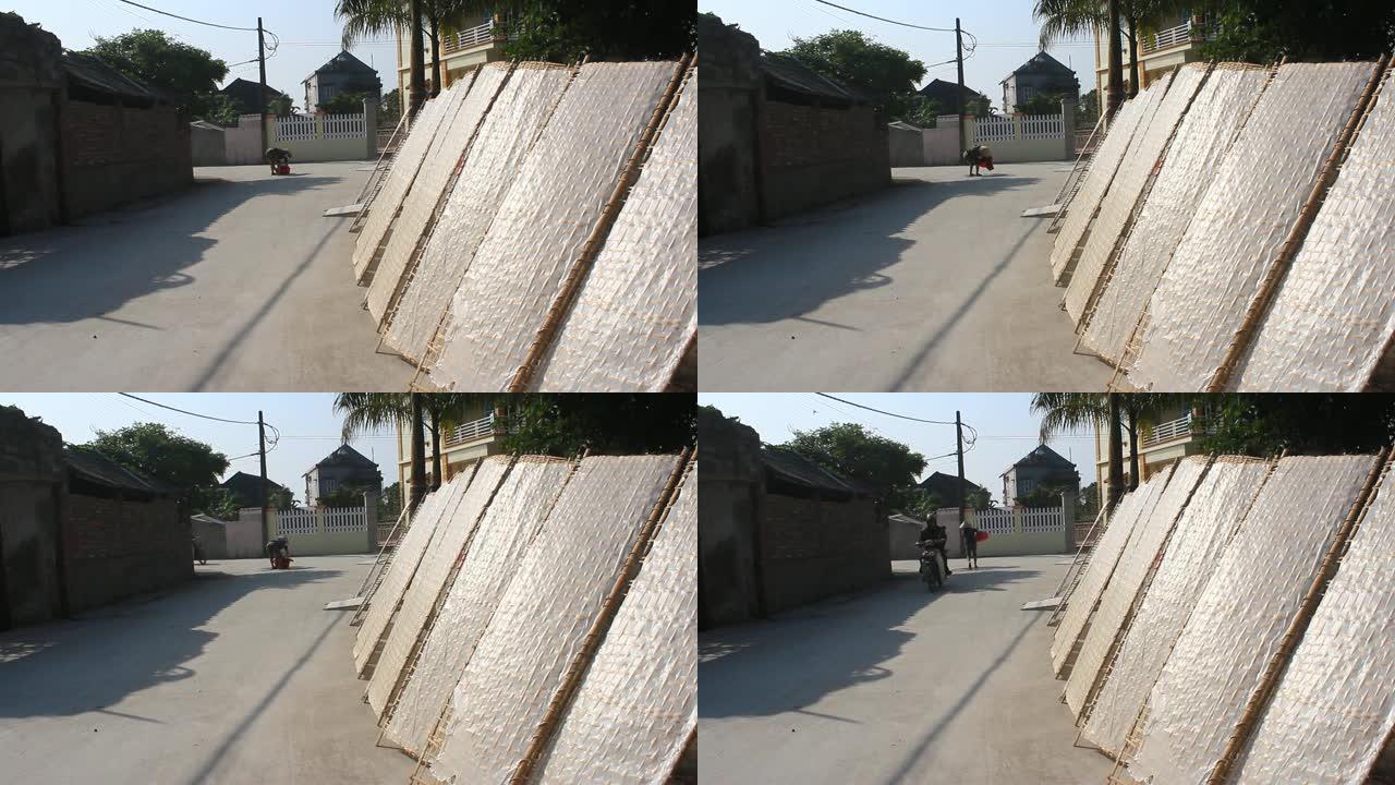传统上制作的宣纸在阳光下干燥，越南