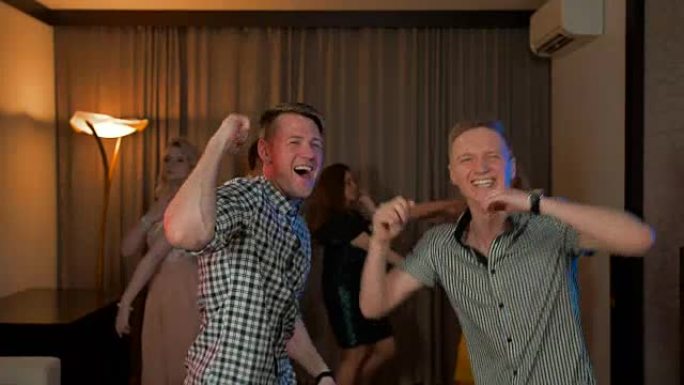 两个男人和他们的朋友在家庭聚会上跳舞