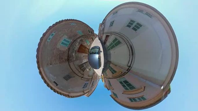 疯狂的小星球汽车通过小镇阿尔塔的小巷在西班牙巴利阿里群岛冰岛马略卡岛