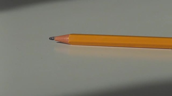 从白色办公桌上取下的木制铅笔
