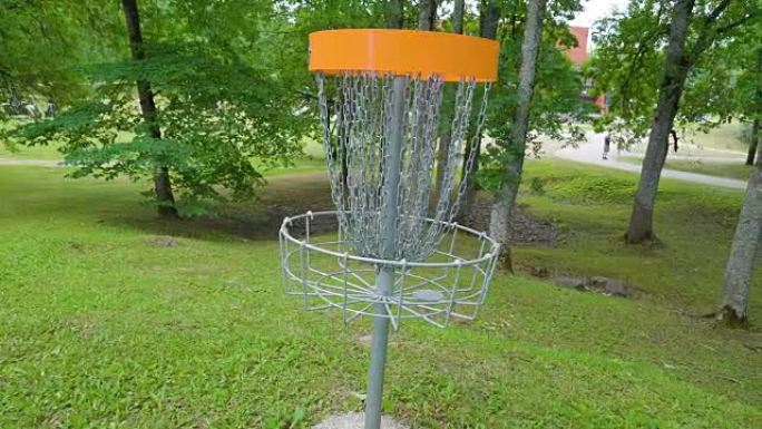 公园区域的橙色圆盘高尔夫球门