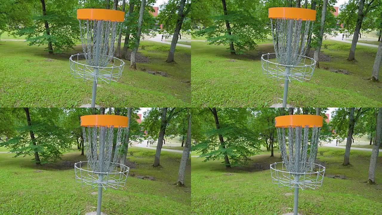 公园区域的橙色圆盘高尔夫球门