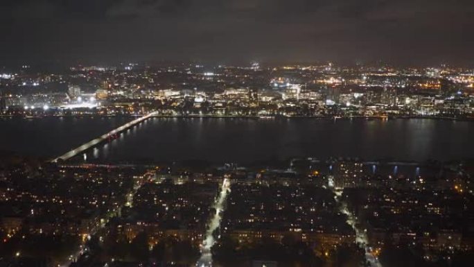 马萨诸塞州波士顿麻省理工学院方向的波士顿查尔斯河夜盘