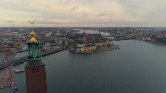 斯德哥尔摩市和市政厅大楼的鸟瞰图。无人机在瑞典首都老城城市天际线上空拍摄