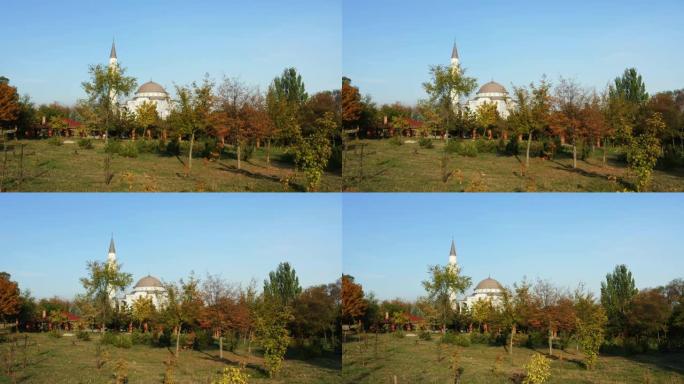 马里乌波尔市秋树中的清真寺