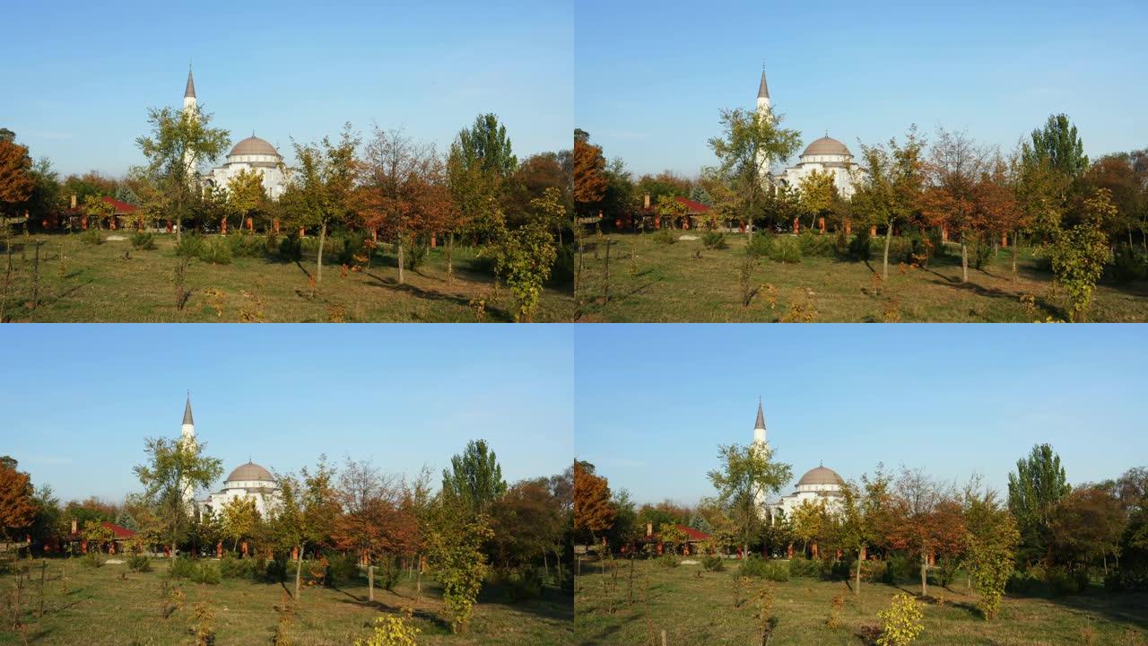 马里乌波尔市秋树中的清真寺