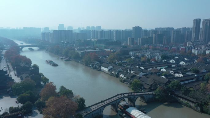 航拍 浙江杭州京杭大运河船过桥空镜