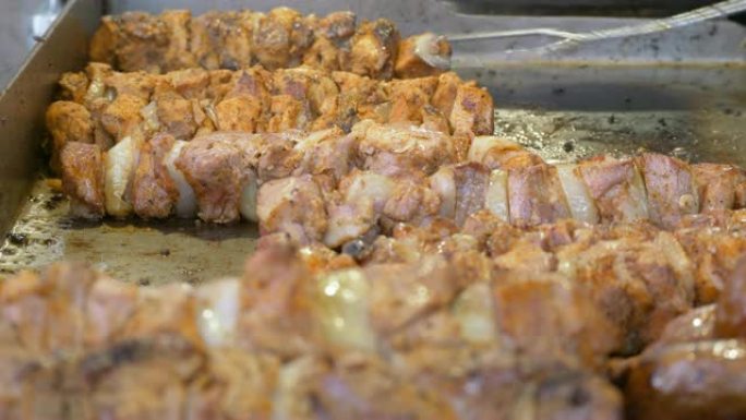 关闭在热盘上烹饪美味的肉串。食物，味道，脂肪-波兰街头食品