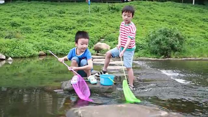 在溪流钓鱼中玩耍的孩子