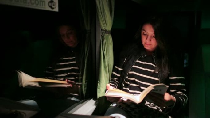 年轻女子在4k乘公共汽车旅行时看书
