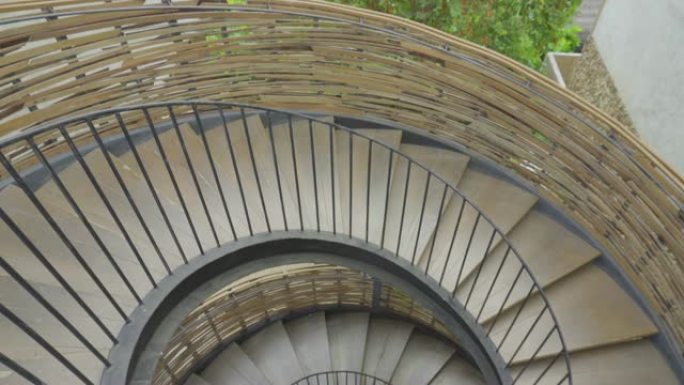 木质和钢制螺旋楼梯的倾斜镜头视图。