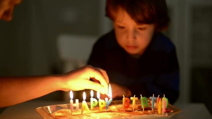 快乐的孩子在周年纪念日吹蜡烛