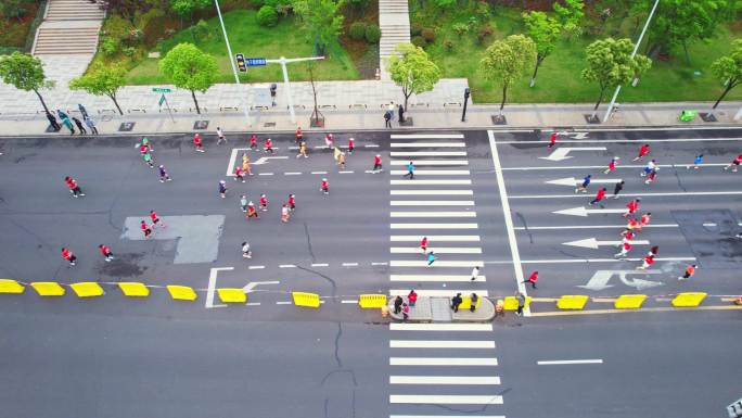 俯拍马拉松赛运动员跑步航拍