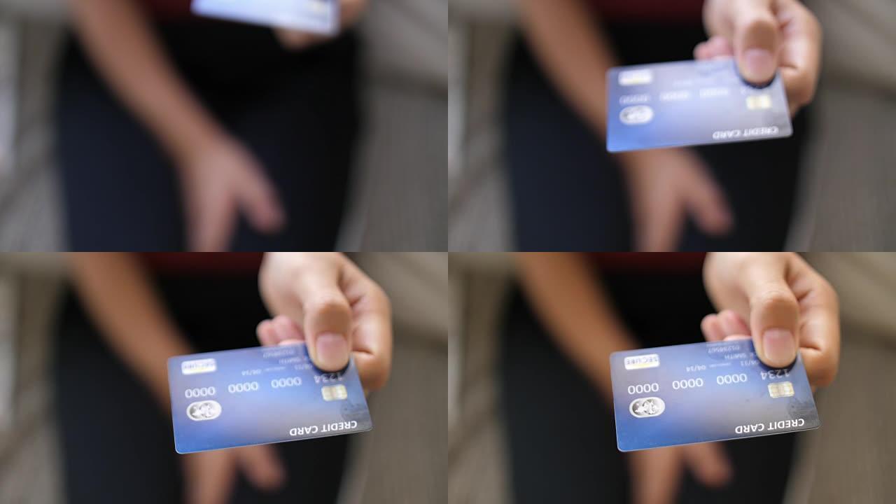 女商人用信用卡在手机上购物