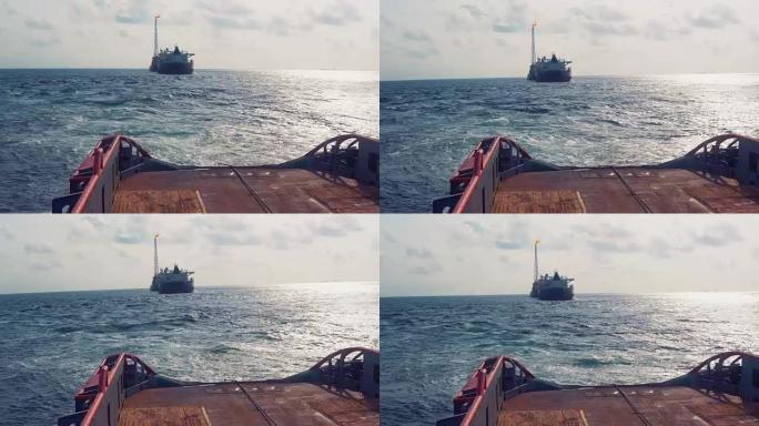 AHTS船只进行静态拖曳油轮提升。海洋拖船工作