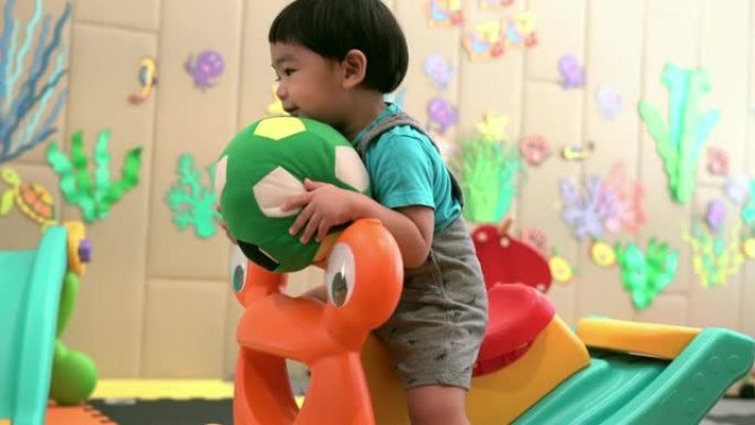 亚洲男婴在客厅玩玩具
