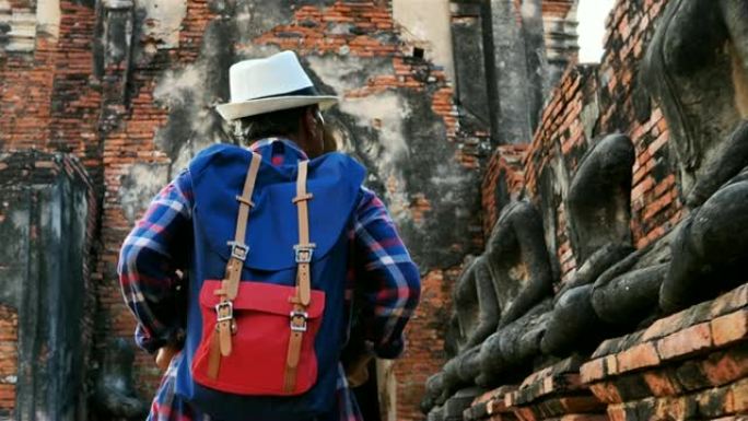 带背包的亚洲老人正在Chaiwatthanaram Wat散步。古代和历史景点以及泰国大城府最重要的