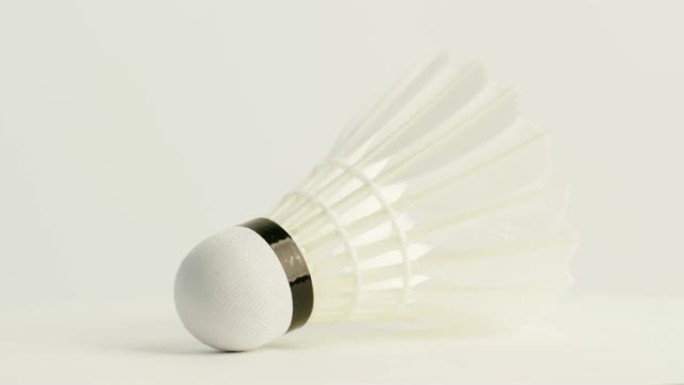 新的羽毛球在白色背景上旋转