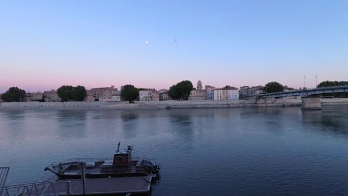 阿尔勒市法国罗纳河上美丽的夏夜。普罗旺斯。法国。