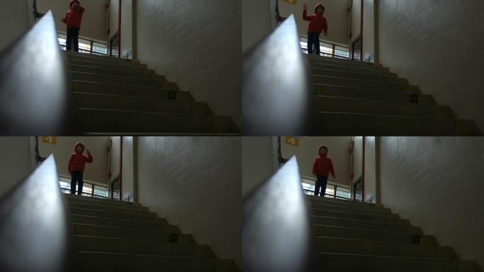 在楼梯上跳舞的亚洲男孩