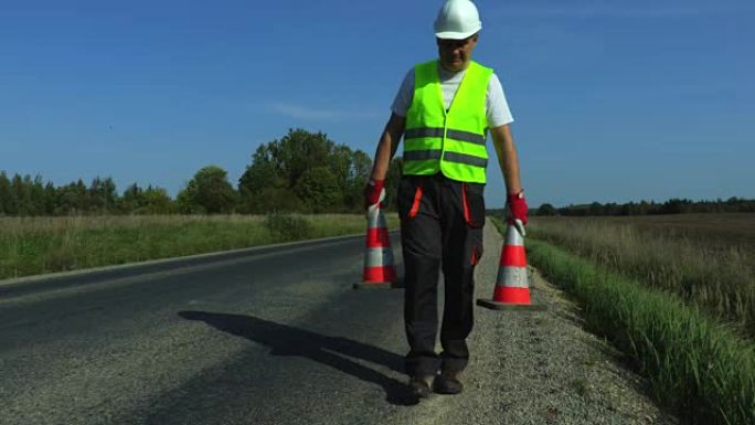 带两个交通锥的道路施工工人