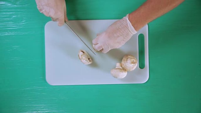 厨师切白蘑菇