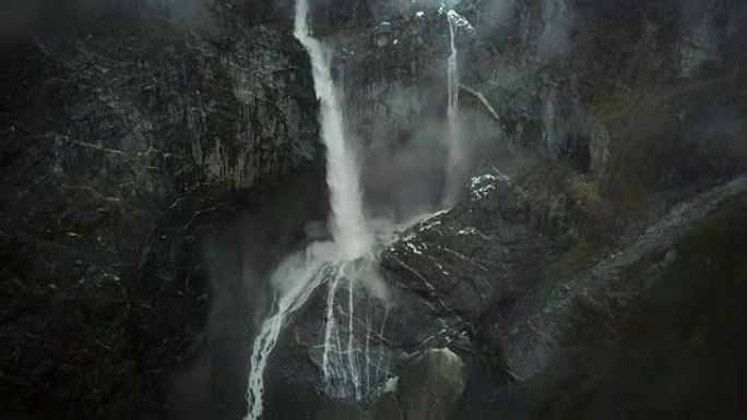 智利艾森地区Cisnes迷雾瀑布的鸟瞰图。