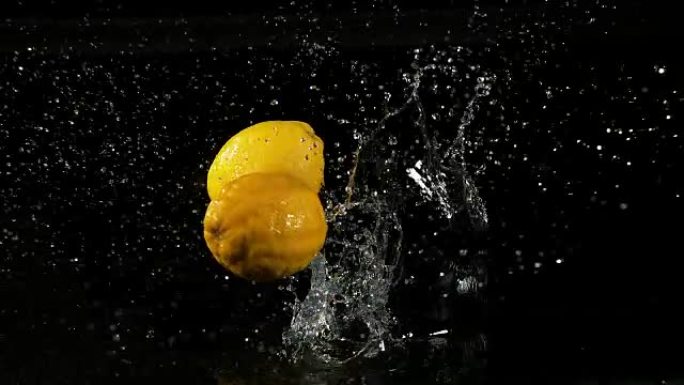 柠檬黄，柑橘柠檬酒，黑色背景下落水的水果，慢动作4K