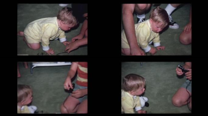 1971小男孩和婴儿弟弟玩麦克风