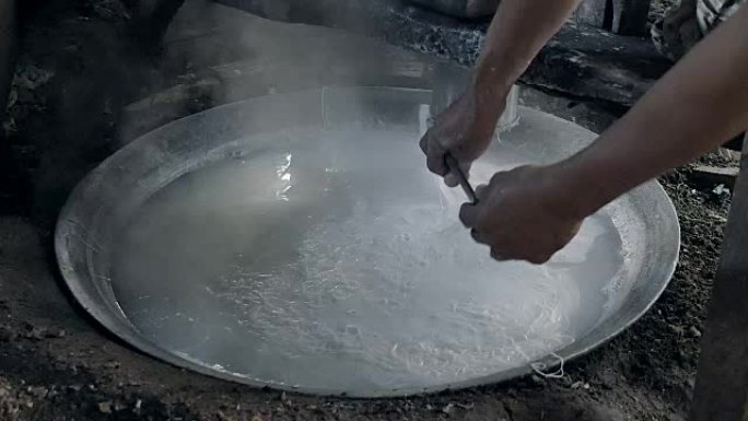 使用手动压榨机将米粉切成条状制作米粉
