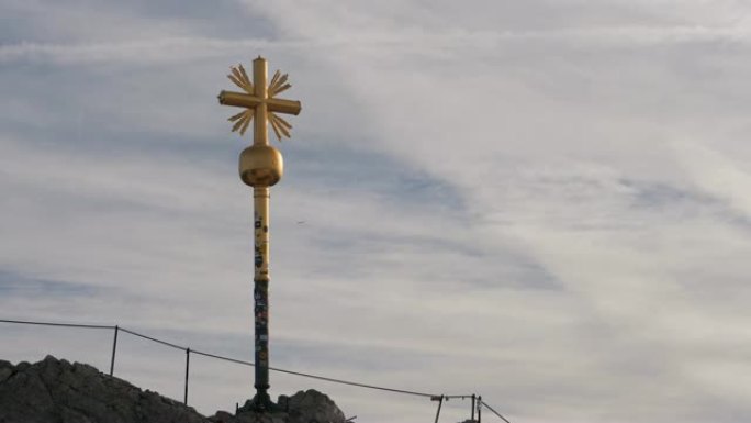 金十字架站在德国最高峰楚格峰的山顶