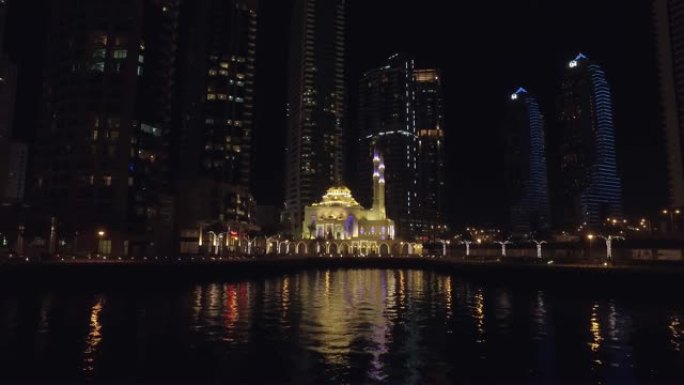 迪拜码头美丽的小清真寺夜景，漂浮游船的景色