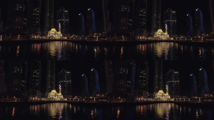 迪拜码头美丽的小清真寺夜景，漂浮游船的景色