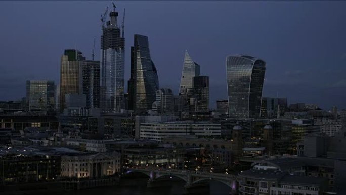 伦敦之城夜间的摩天大楼