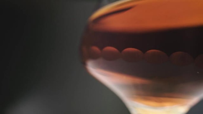 玻璃酒精在黑暗的背景，旋转360度。