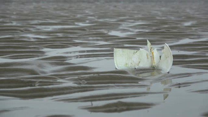 泥滩塑料饮水杯，塑料垃圾，瓦特，环境污染