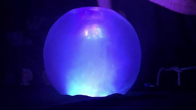 发光的玻璃球，用于预测特写镜头
