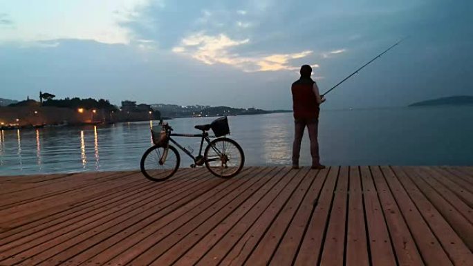 日落时捕鱼的年轻渔夫