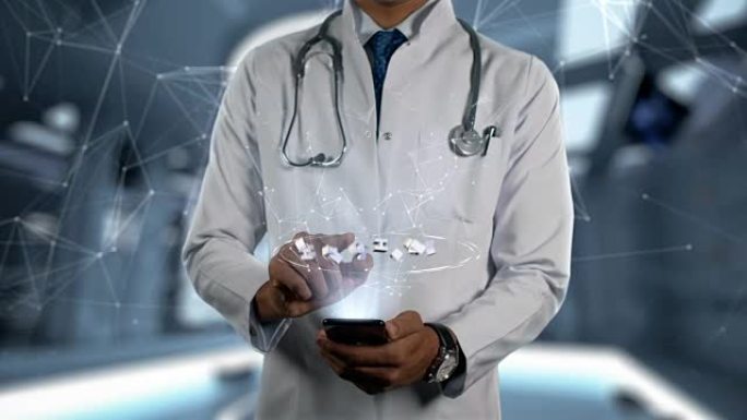 化疗-男医生用手机打开触摸全息图治疗字