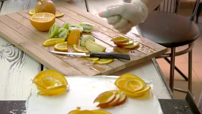 厨师用柠檬汁手工加工苹果片。