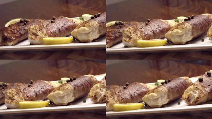 帕尔马火腿火腿包裹鳕鱼片，刺山柑